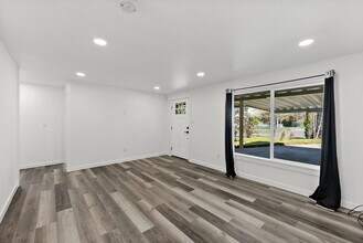 4811 Diamond Blvd SW in Lakewood, WA - Building Photo - Building Photo