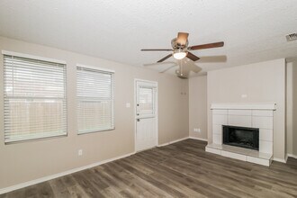 16516 Woodside Dr in Justin, TX - Foto de edificio - Building Photo