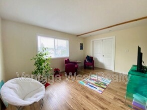 826 B Lawson Ave in Kelowna, BC - Building Photo - Building Photo