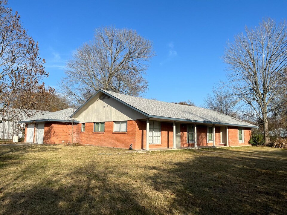 1942 Center St in Baytown, TX - Building Photo