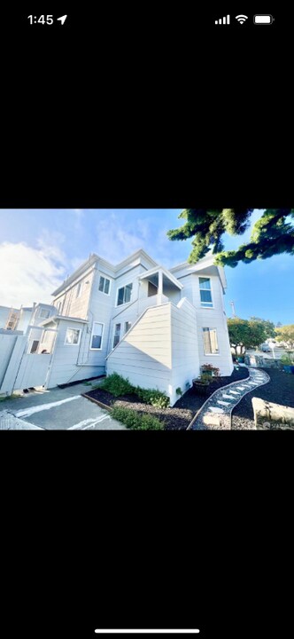 101 Flood Ave in San Francisco, CA - Building Photo