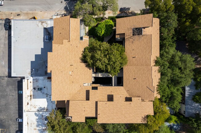 911 Keith Ln in Austin, TX - Foto de edificio - Building Photo