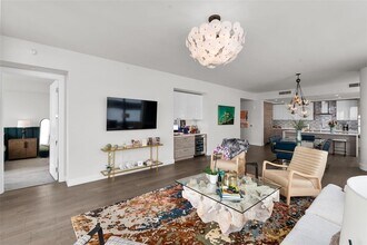 301 1st St S in St. Petersburg, FL - Foto de edificio - Building Photo