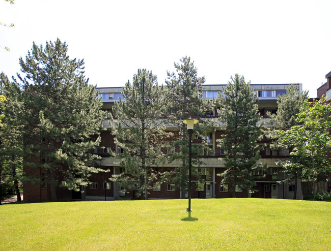 40 Sunny Glenway in Toronto, ON - Building Photo - Primary Photo