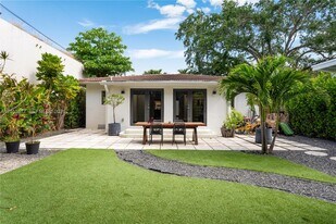 674 NE 67th St in Miami, FL - Building Photo