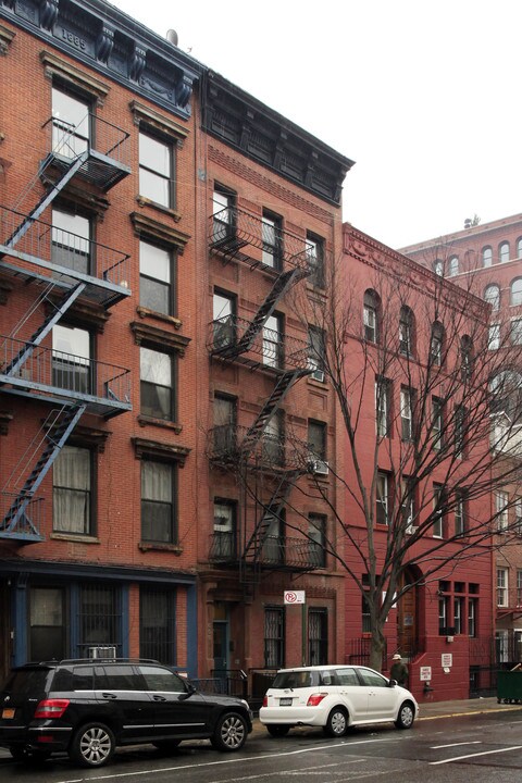 659 Washington St in New York, NY - Building Photo