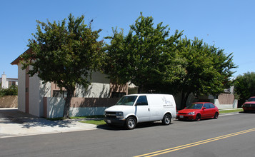 16851 Green St in Huntington Beach, CA - Foto de edificio - Building Photo