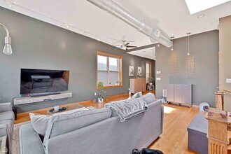 1341 N Western Ave, Unit 3 in Chicago, IL - Building Photo - Building Photo