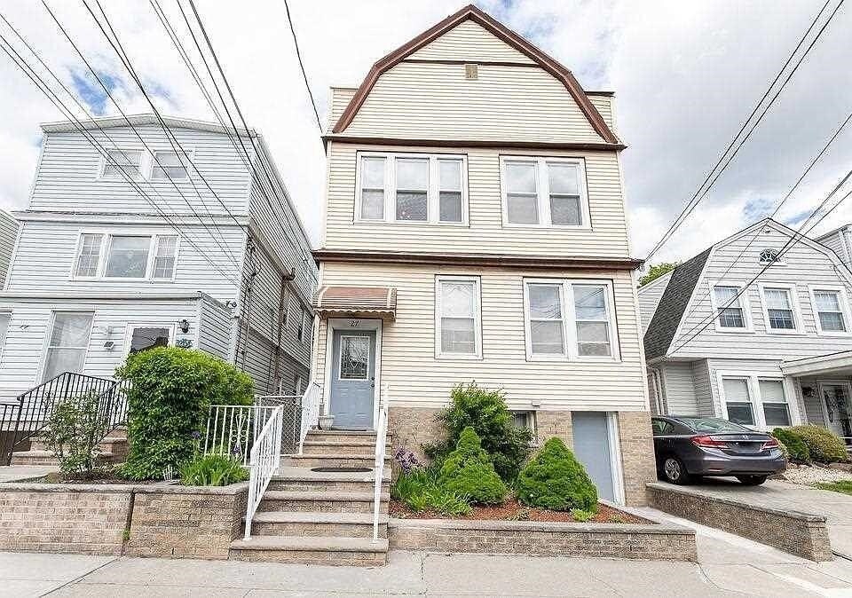27 E 46th St in Bayonne, NJ - Building Photo