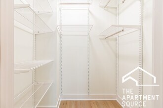 936 W Grace St, Unit D202 in Chicago, IL - Foto de edificio - Building Photo