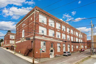 Bloomsburg Schoolhouse Apartments in Bloomsburg, PA - Foto de edificio - Building Photo