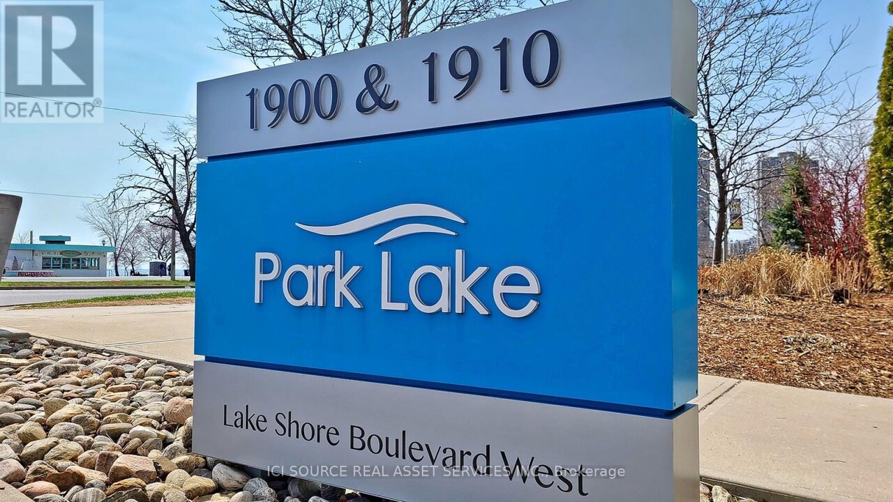 1900-1900 Lake Shore Blvd W in Toronto, ON - Building Photo