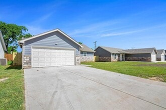 417 S Cleburne Whitney Rd in Rio Vista, TX - Building Photo - Building Photo