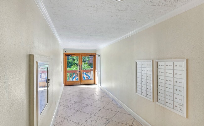 1734 N Fuller Ave, Unit Regency Terrace in Los Angeles, CA - Building Photo - Building Photo