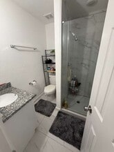 5616 Hollow Pines Dr in Houston, TX - Building Photo - Building Photo