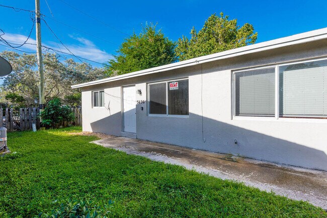 3496 48th Ln S in Lake Worth Beach, FL - Building Photo - Building Photo
