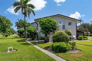 180 Cypress Way E in Naples, FL - Building Photo