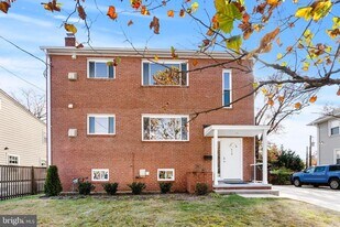 618 19th St S, Unit B in Arlington, VA - Building Photo