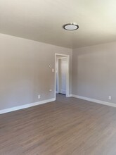 2324 Edison Ave in Sacramento, CA - Foto de edificio - Building Photo