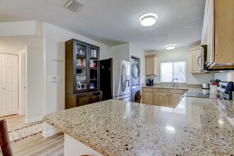 4480 Overlook Dr NE in St. Petersburg, FL - Building Photo - Building Photo