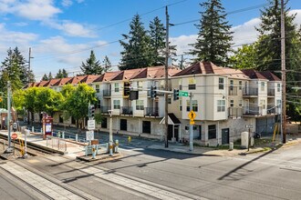 Burnside Common Apartments in Portland, OR - Foto de edificio - Primary Photo