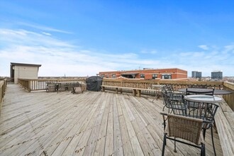 2735 W Armitage Ave, Unit 305 in Chicago, IL - Building Photo - Building Photo