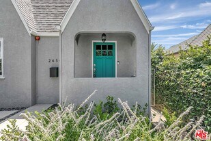 2630 S Bedford St in Los Angeles, CA - Building Photo