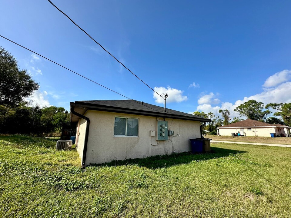 2803-2803 Todd Ave S in Lehigh Acres, FL - Building Photo