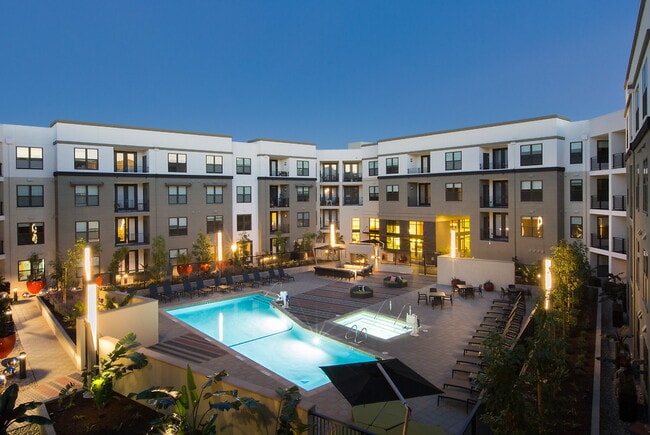 Radius in Redwood City, CA - Foto de edificio - Building Photo