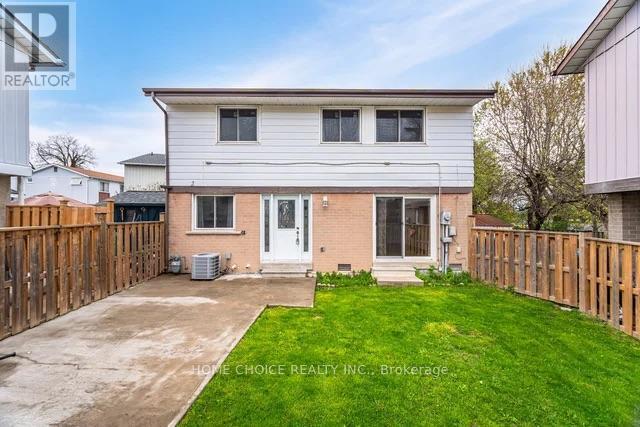 2 Hunt Club Dr in Brampton, ON - Building Photo