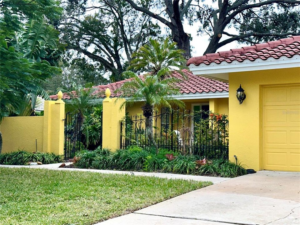 1883 Riviera Cir in Sarasota, FL - Foto de edificio