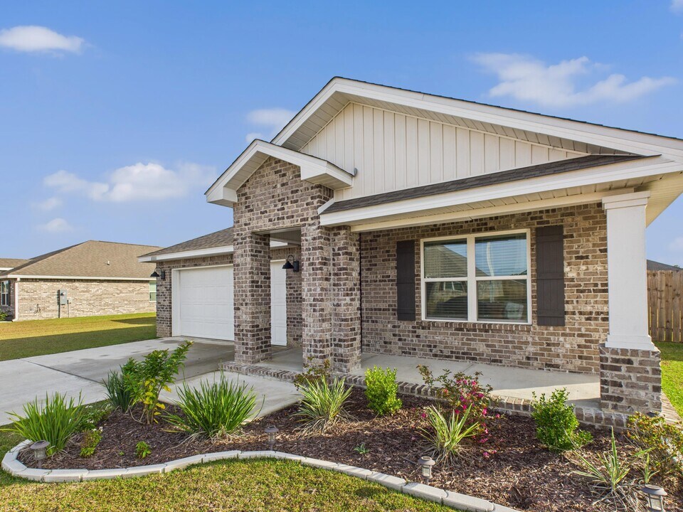 8775 Clearbrook Dr in Milton, FL - Building Photo