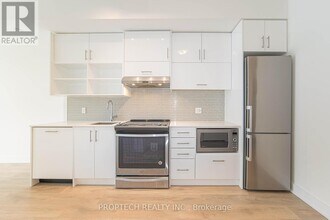 128 Fairview Mall Dr in Toronto, ON - Building Photo - Building Photo