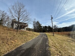 422 S Austin Springs Rd in Johnson City, TN - Building Photo - Building Photo