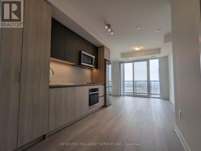 5858 Yonge St in Toronto, ON - Building Photo - Building Photo