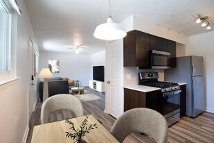 7945 Gault St in Austin, TX - Building Photo