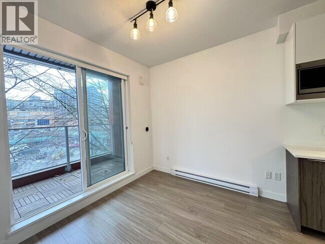 379 E Broadway in Vancouver, BC - Building Photo - Building Photo