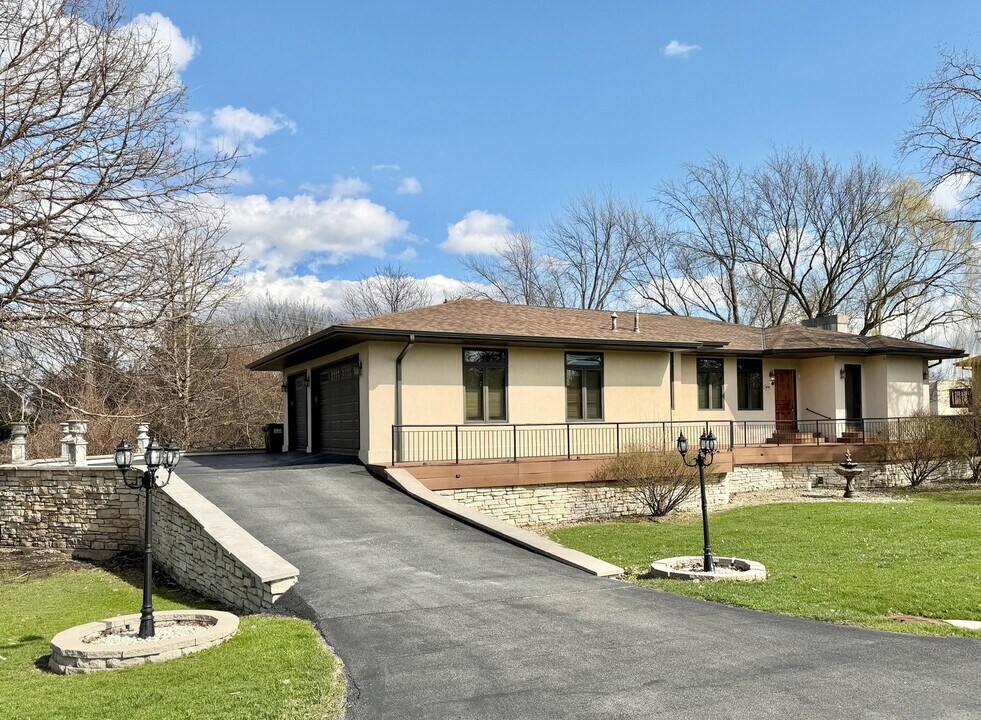 1S701 Eisenhower Rd in Oakbrook Terrace, IL - Building Photo