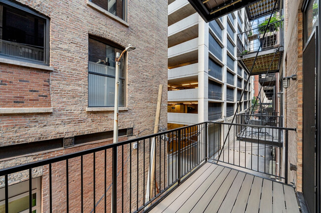 318 W Grand Ave in Chicago, IL - Building Photo - Building Photo