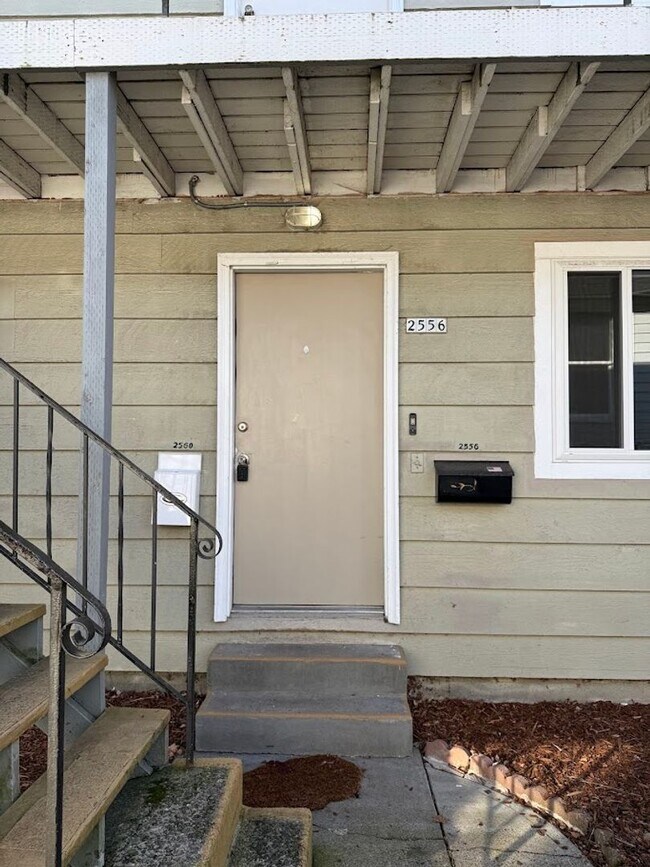 2554-2560-2560 NE Hoyt St in Portland, OR - Building Photo - Building Photo