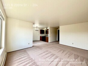 1121 N 200th St in Shoreline, WA - Building Photo - Building Photo