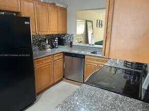 9491 Palm Cir N in Pembroke Pines, FL - Building Photo - Building Photo