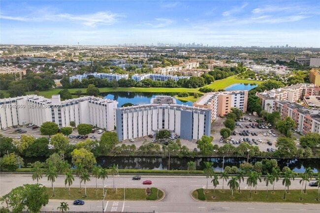 9686 Fontainebleau Blvd in Miami, FL - Building Photo - Building Photo