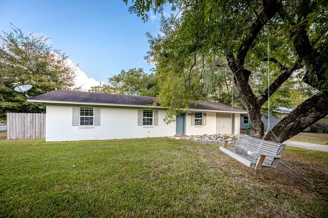 201 Audrey Cir in Ocean Springs, MS - Building Photo - Building Photo