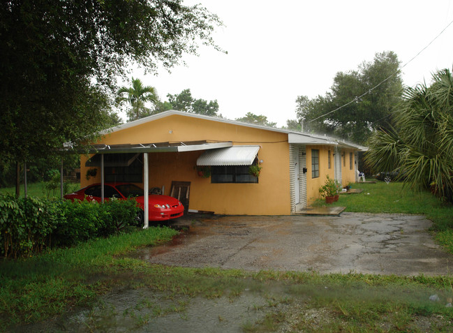 2492 NE 184th Ter in North Miami Beach, FL - Building Photo - Building Photo