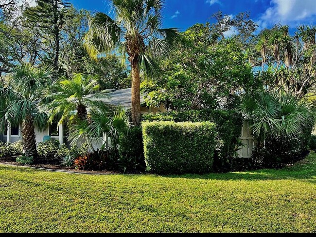 1904 S Shade Ave in Sarasota, FL - Foto de edificio - Building Photo