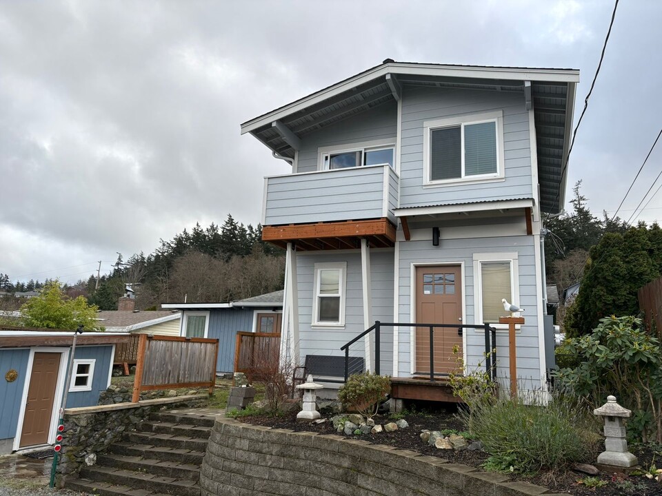 3312 W 3rd St in Anacortes, WA - Building Photo