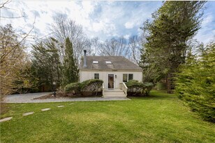 13 Sycamore Dr in East Hampton, NY - Building Photo