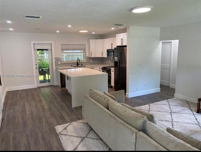 6327 SW 44th St in Miami, FL - Building Photo - Building Photo