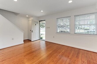 453 Hampton Ct in Falls Church, VA - Building Photo - Building Photo